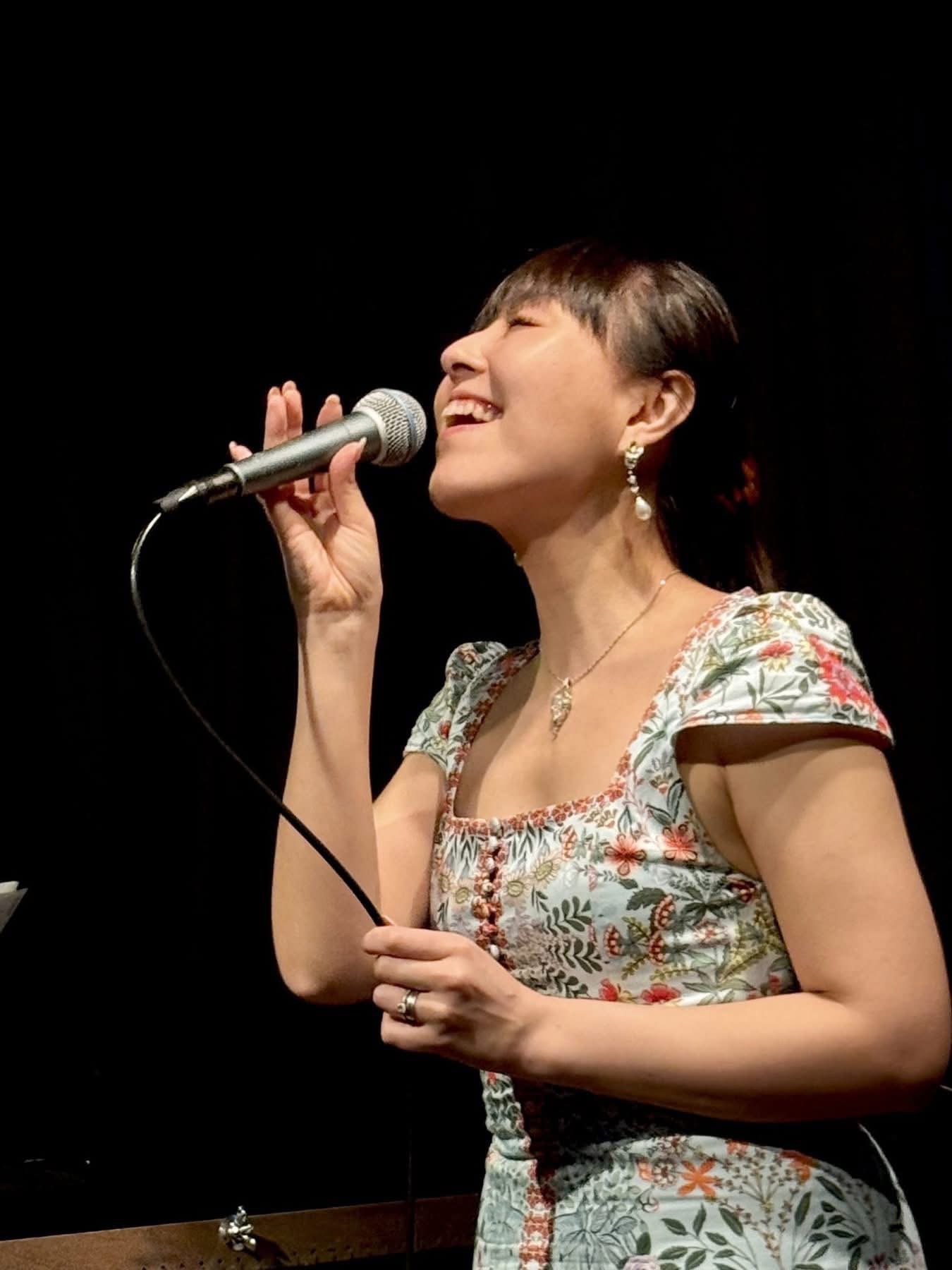 Chisa live performance