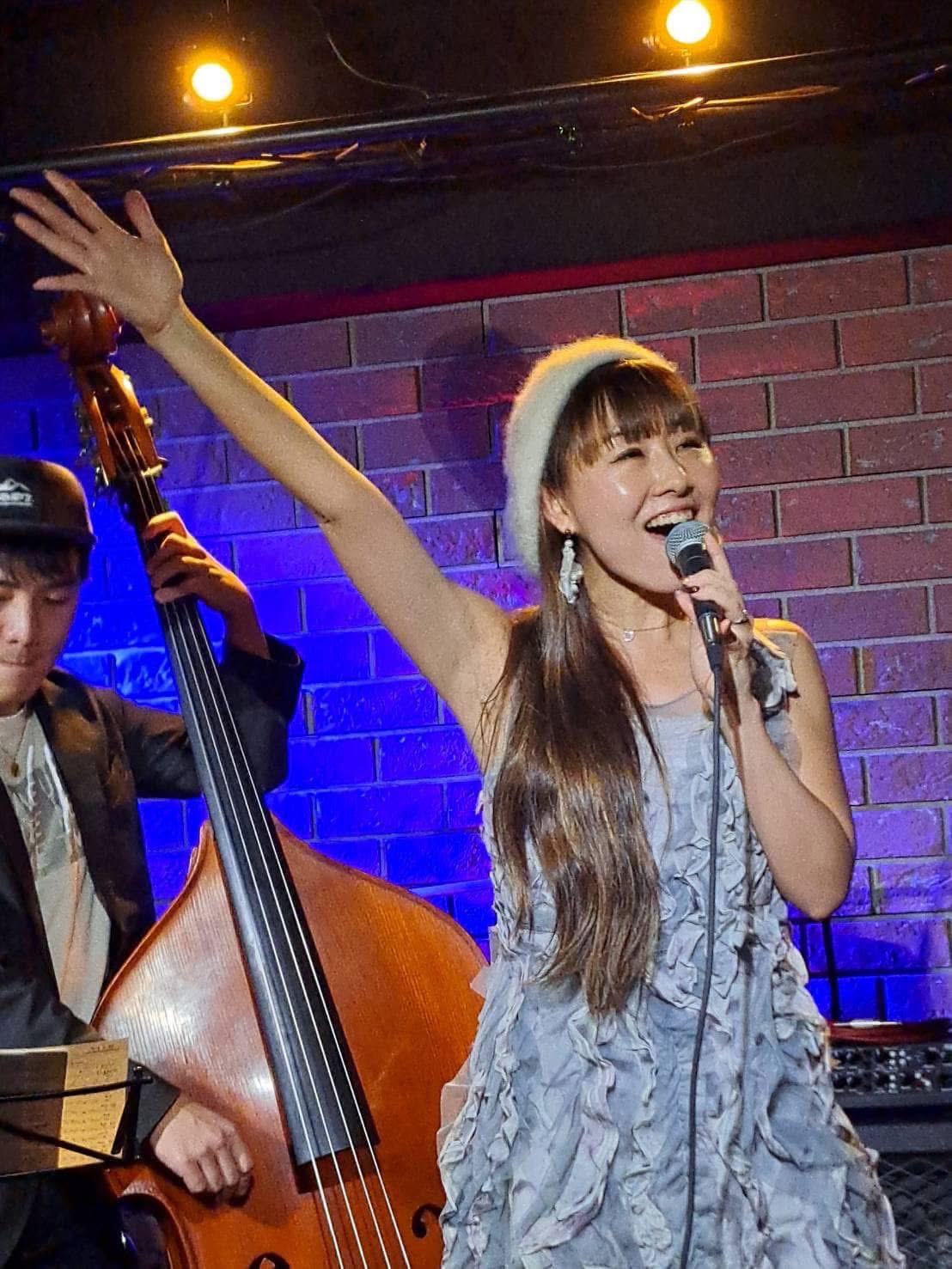 Chisa live performance